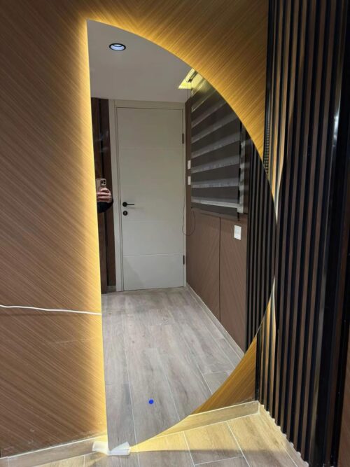 מראה חצי קשת עם תאורה – טאג מחליף צבע